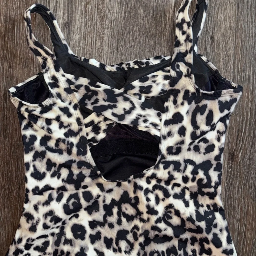 Lands End size 8 D animal print swimsuit